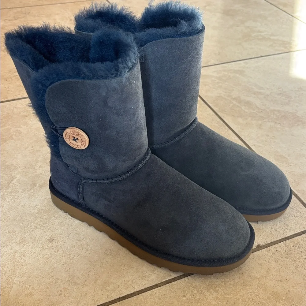 Ugg Bailey Button - Picture 1 of 4